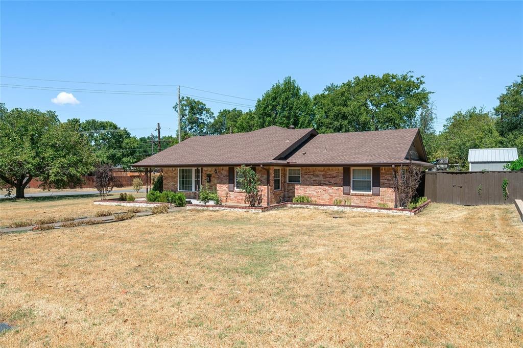 1423 W Shields Dr, Sherman, TX 75092 photo