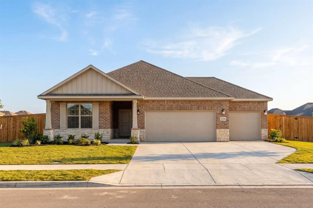 206 Briarwood Dr, Nevada, TX 75173