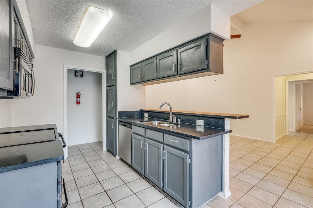 6913 Sierra Dr, North Richland Hills, TX 76180 photo