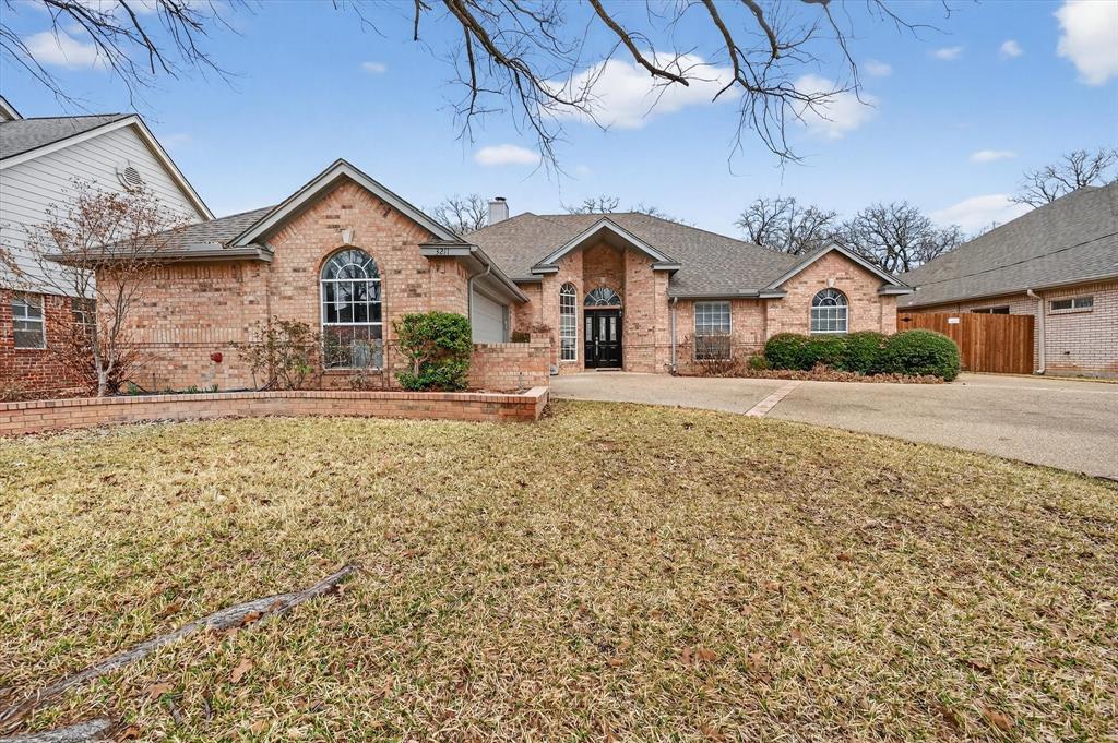 3211 Summergrove Dr, Arlington, TX 76001 photo
