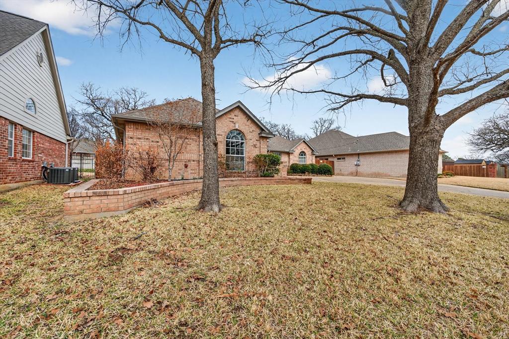 3211 Summergrove Dr, Arlington, TX 76001 photo
