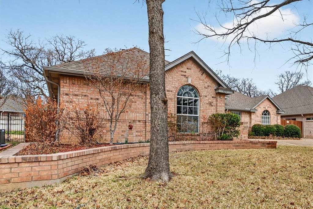 3211 Summergrove Dr, Arlington, TX 76001 photo