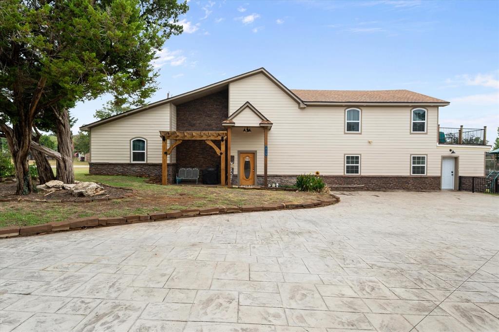 419 Sky Harbor Ct, Granbury, TX 76049