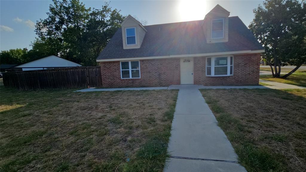 833 James St, Azle, TX 76020