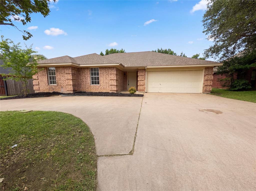 1233 Windy Meadows Dr, Burleson, TX 76028