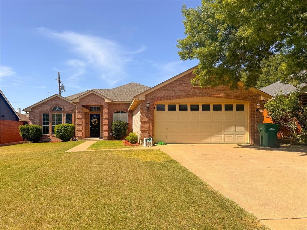 610 Brookside Dr, Cedar Hill, TX 75104