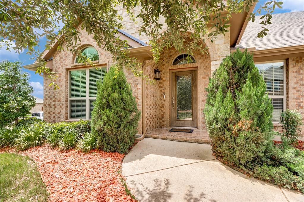 27 Oakridge Ln, Edgecliff Village, TX 76134