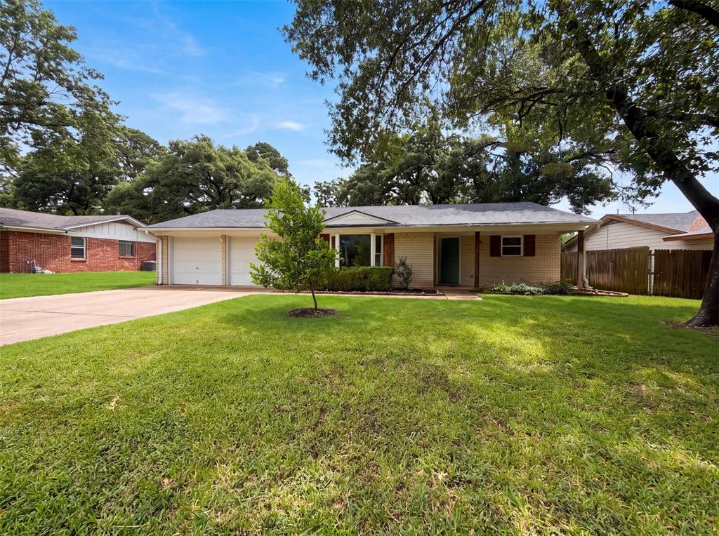 1805 Brookview Dr, Arlington, TX 76010