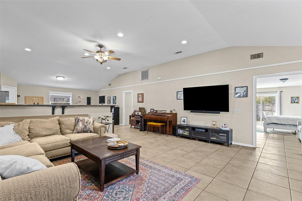 5117 Curzon Ave, Fort Worth, TX 76107