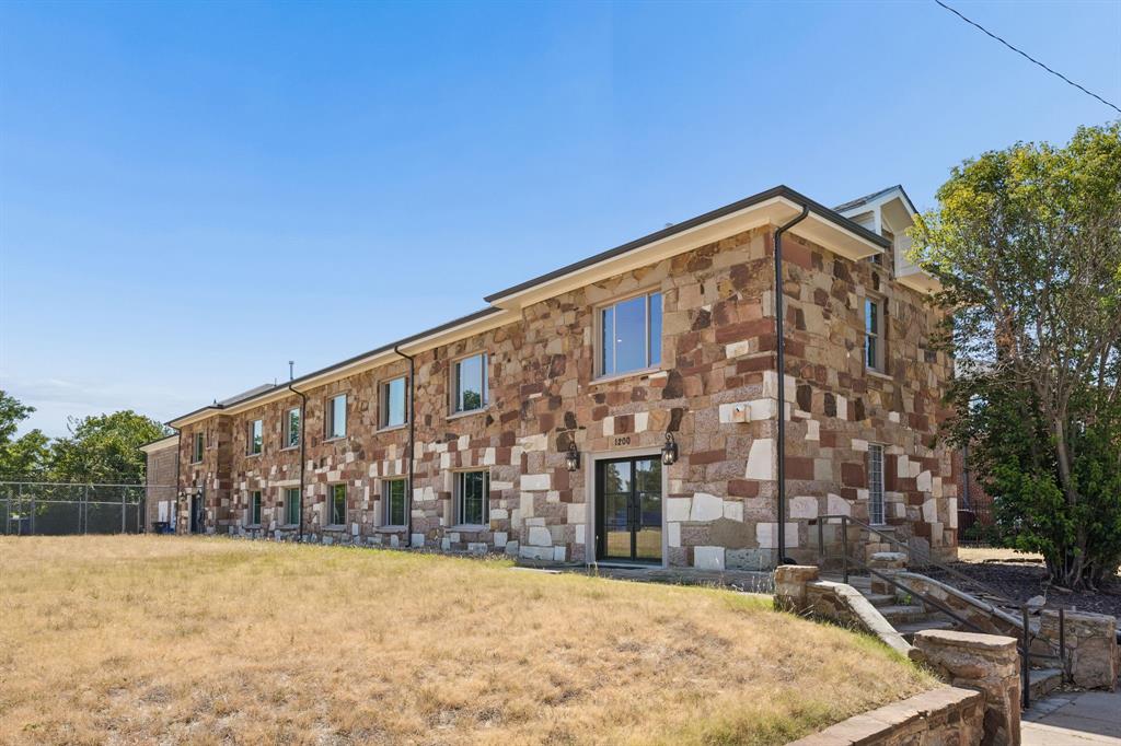 1200 Maddox Ave, Fort Worth, TX 76104