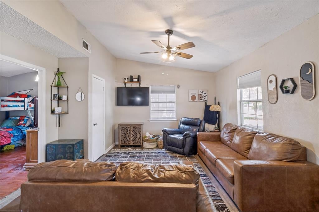 917 Grande Dr, Mesquite, TX 75149 photo