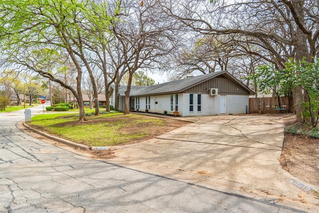 1819 W Cedar Elm Dr, Arlington, TX 76012 photo