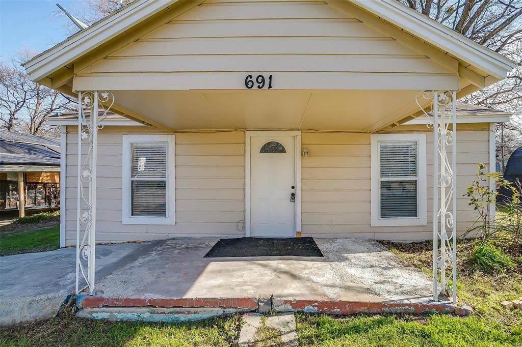 691 Meadow Park Dr, White Settlement, TX 76108