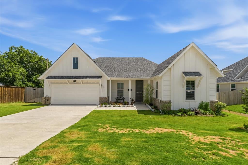 411 Harwood Rd, Euless, TX 76039