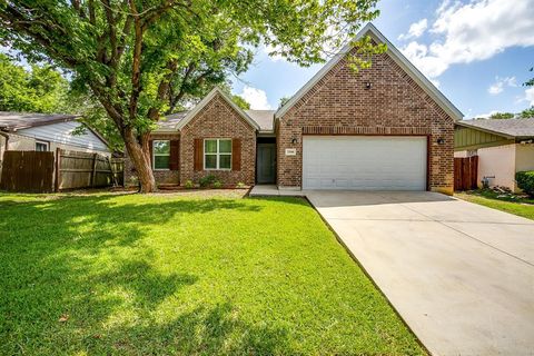 Single Family Residence in Arlington TX 2508 Plaza Street.jpg