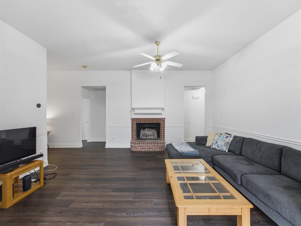 1123 Greenview Ln, Kennedale, TX 76060