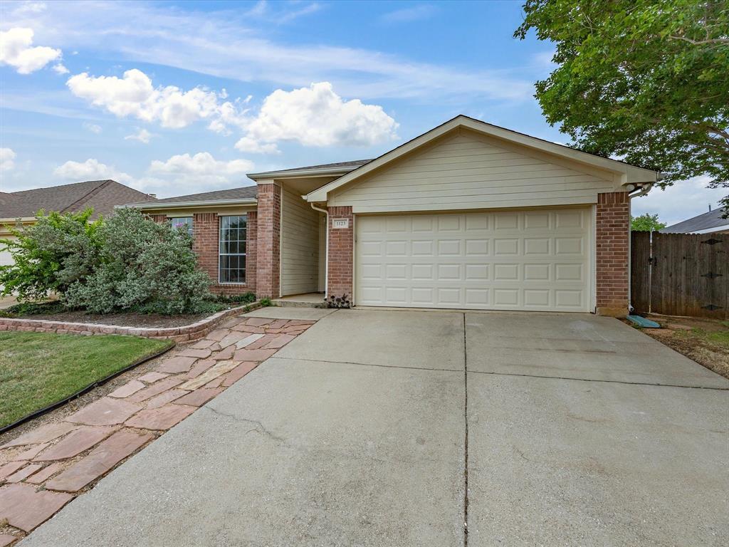 1123 Greenview Ln, Kennedale, TX 76060 photo