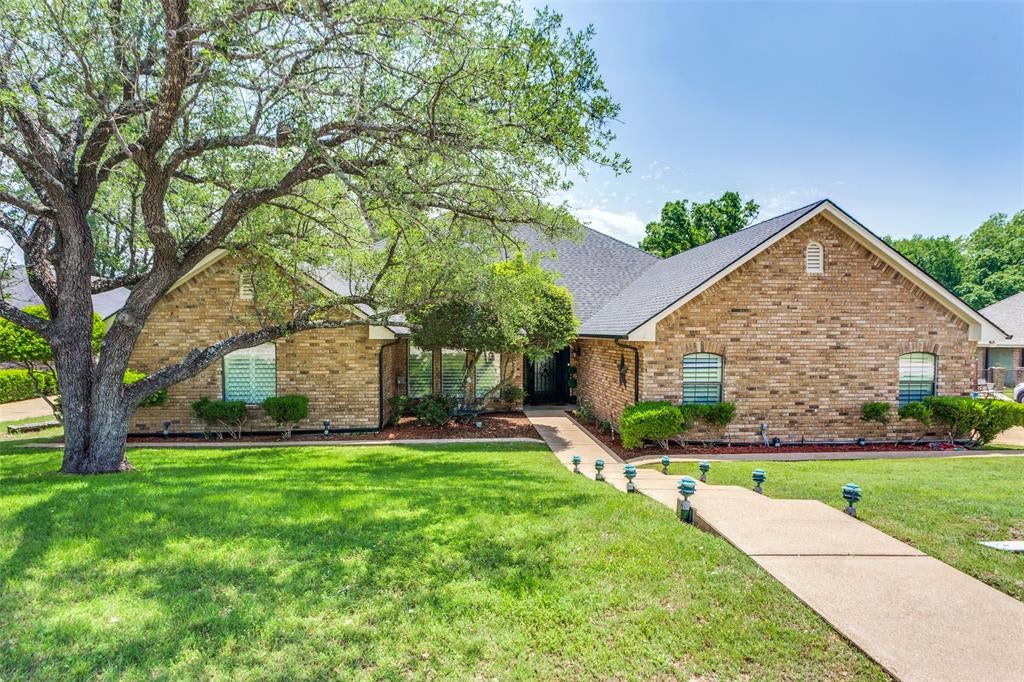 11905 Blue Creek Dr, Fort Worth, TX 76008