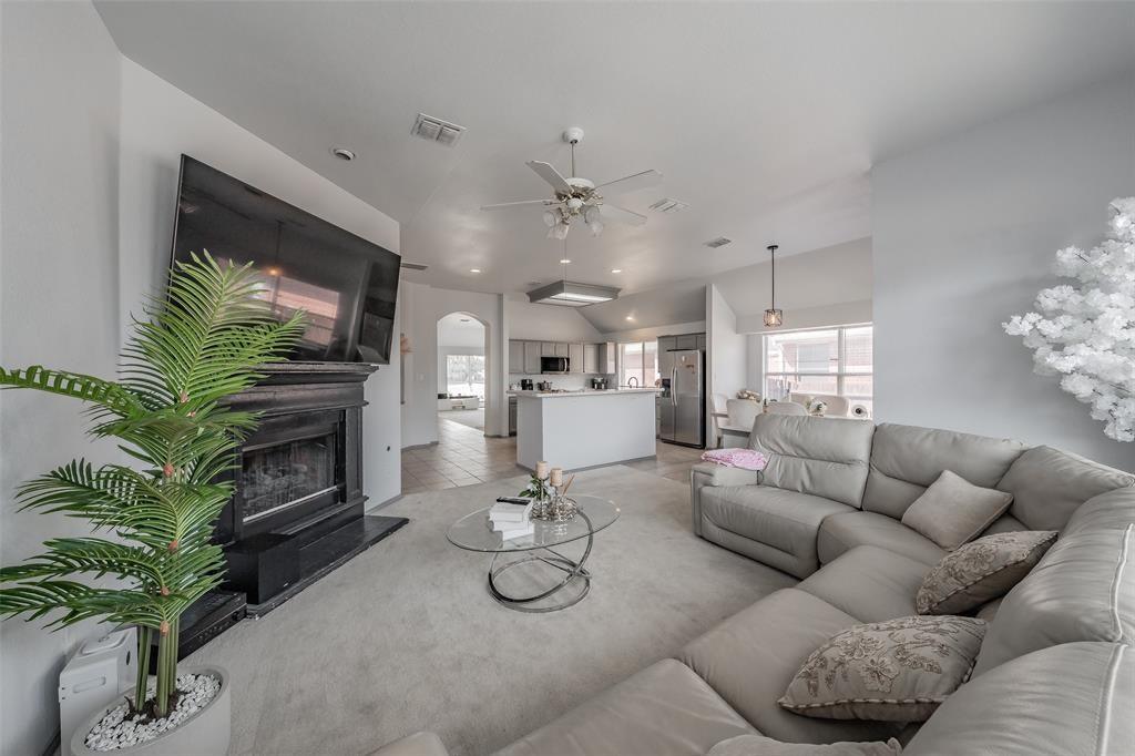 4820 Thames Dr, Grand Prairie, TX 75052 photo
