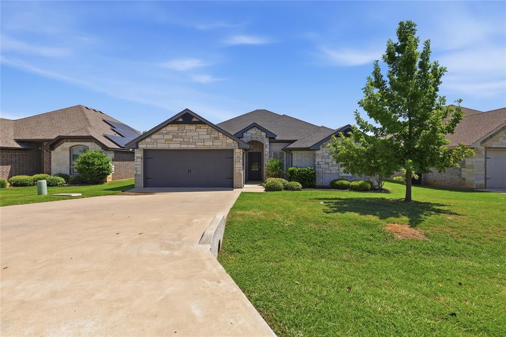 451 Silverton Dr, Granbury, TX 76049