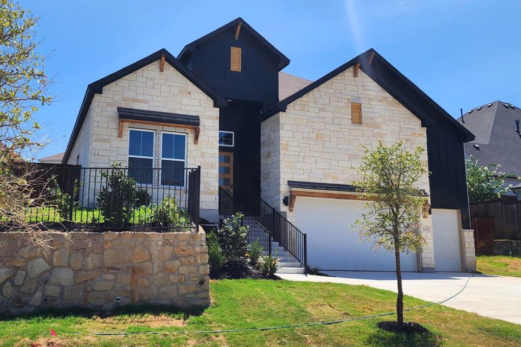 1633 Oak Trail Dr, Fort Worth, TX 76008