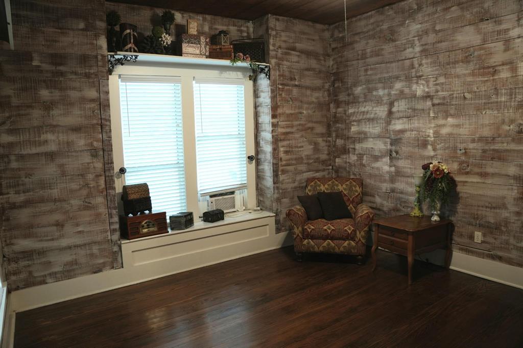 1307 Granbury St, Cleburne, TX 76033