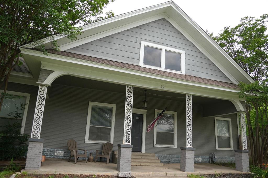 1307 Granbury St, Cleburne, TX 76033 photo