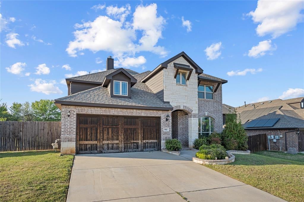 911 Royal Ct, Mansfield, TX 76063