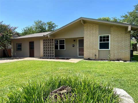 Single Family Residence in Arlington TX 1107 Darlene Lane.jpg