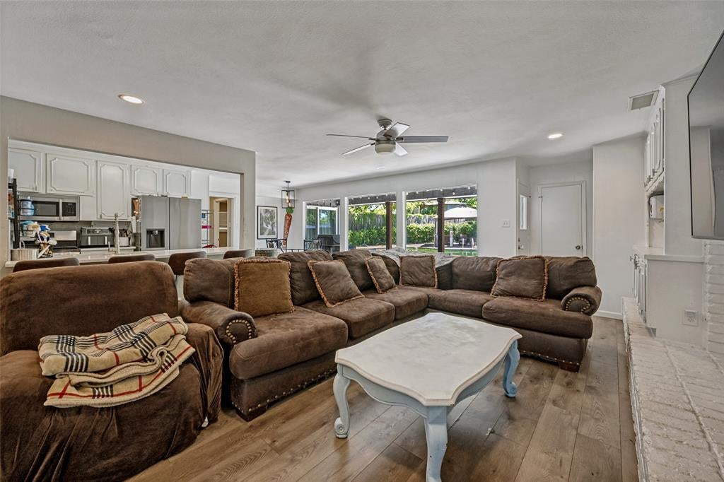 625 Caduceus Ln, Hurst, TX 76053 photo