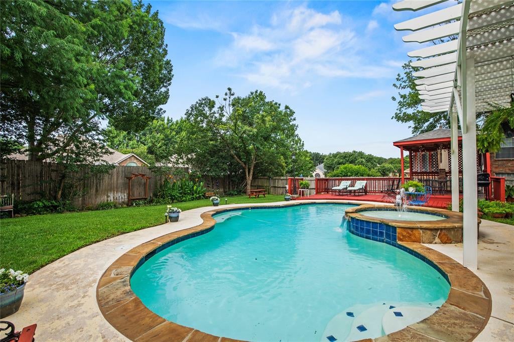 7604 Oak Knoll Dr, North Richland Hills, TX 76182