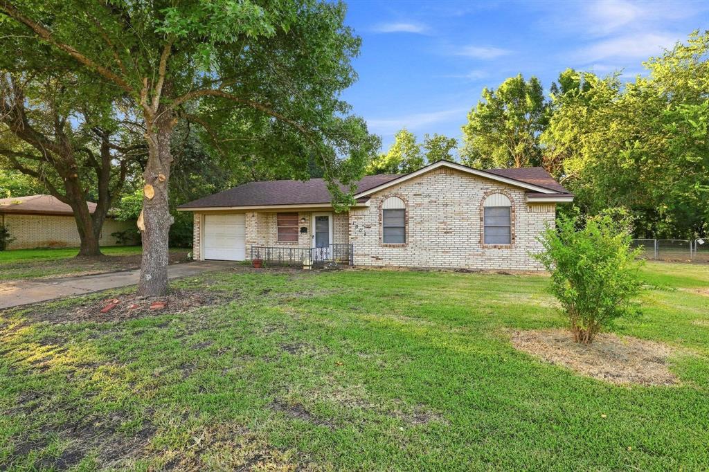 1008 Yeager St, Honey Grove, TX 75446 photo