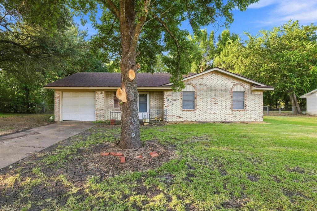 1008 Yeager St, Honey Grove, TX 75446