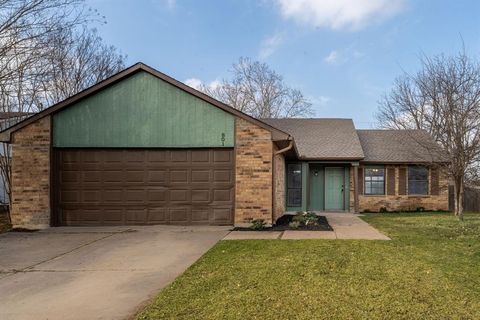 Single Family Residence in Arlington TX 801 Netherland Drive.jpg