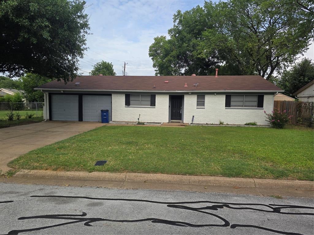 304 Salem Dr, Euless, TX 76039
