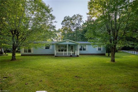 Manufactured Home in Glade Valley NC 290 Stardust Lane.jpg