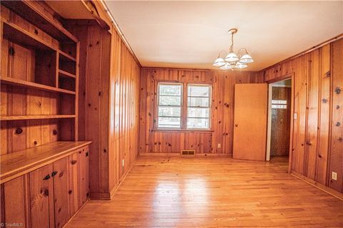 Single Family Residence in Asheboro NC 1022 Shamrock Road 10.jpg