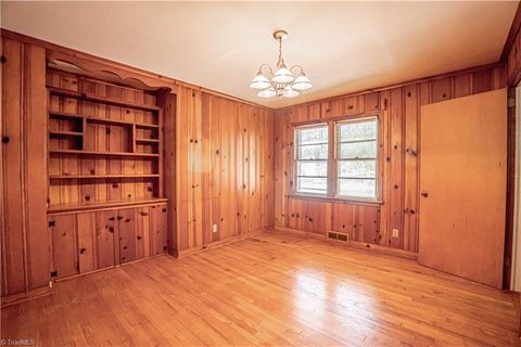 Single Family Residence in Asheboro NC 1022 Shamrock Road 8.jpg