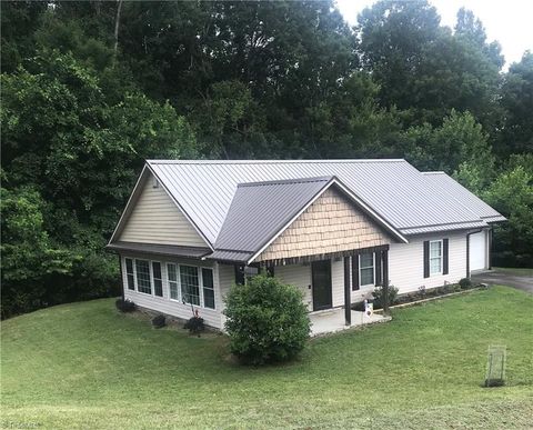 Single Family Residence in Jefferson NC 138 Forest Oak Lane.jpg