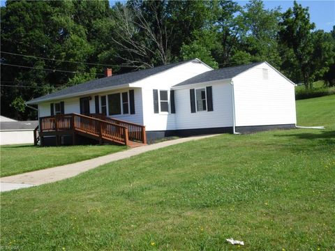 Single Family Residence in Sparta NC 569 N Sparta Parkway.jpg