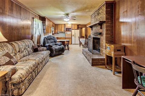 Single Family Residence in Asheboro NC 2308 Lambert Drive 4.jpg