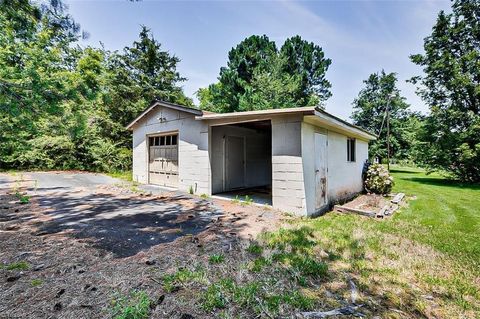 Single Family Residence in Asheboro NC 2308 Lambert Drive 26.jpg