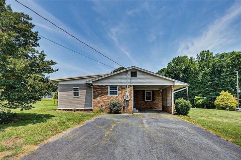 Single Family Residence in Asheboro NC 2308 Lambert Drive 29.jpg