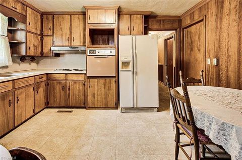 Single Family Residence in Asheboro NC 2308 Lambert Drive 7.jpg