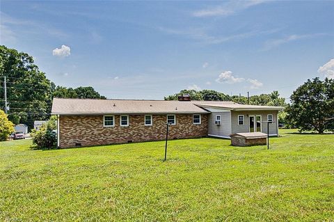 Single Family Residence in Asheboro NC 2308 Lambert Drive 30.jpg
