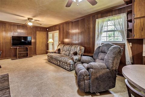 Single Family Residence in Asheboro NC 2308 Lambert Drive 3.jpg
