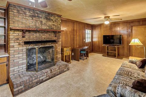Single Family Residence in Asheboro NC 2308 Lambert Drive 1.jpg