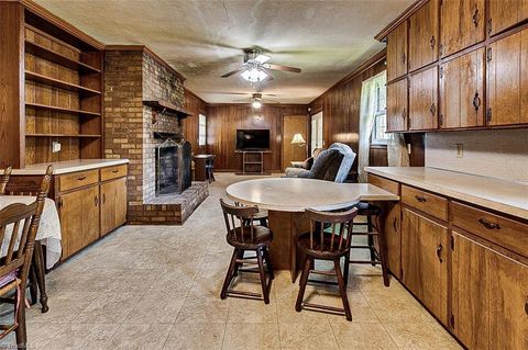 Single Family Residence in Asheboro NC 2308 Lambert Drive 5.jpg