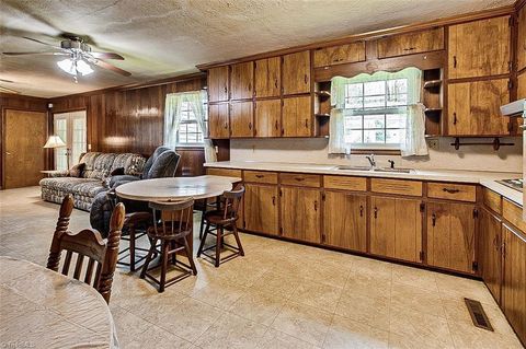 Single Family Residence in Asheboro NC 2308 Lambert Drive 8.jpg