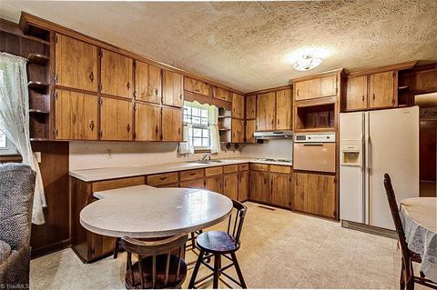 Single Family Residence in Asheboro NC 2308 Lambert Drive 6.jpg